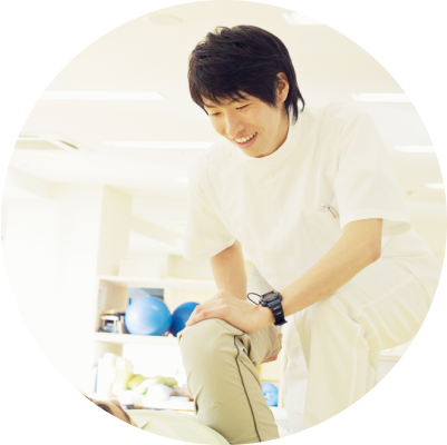男性スタッフがマッサージをしている様子