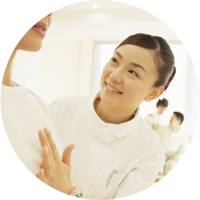笑顔で対応する女性スタッフ