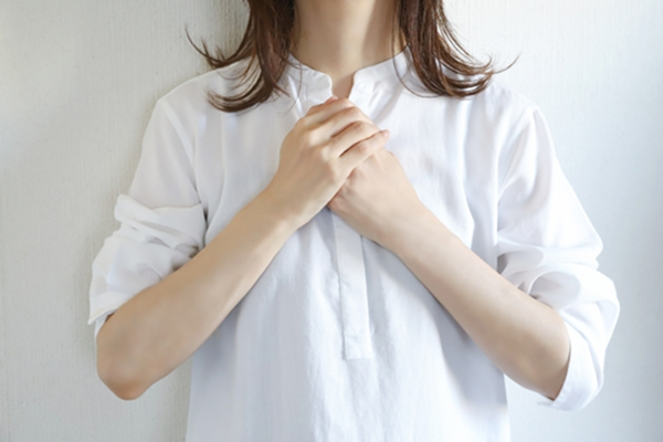胸に手を当てた女性